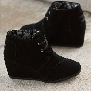 TOMS Desert Wedge Black Suede Booties size W7 from buckle